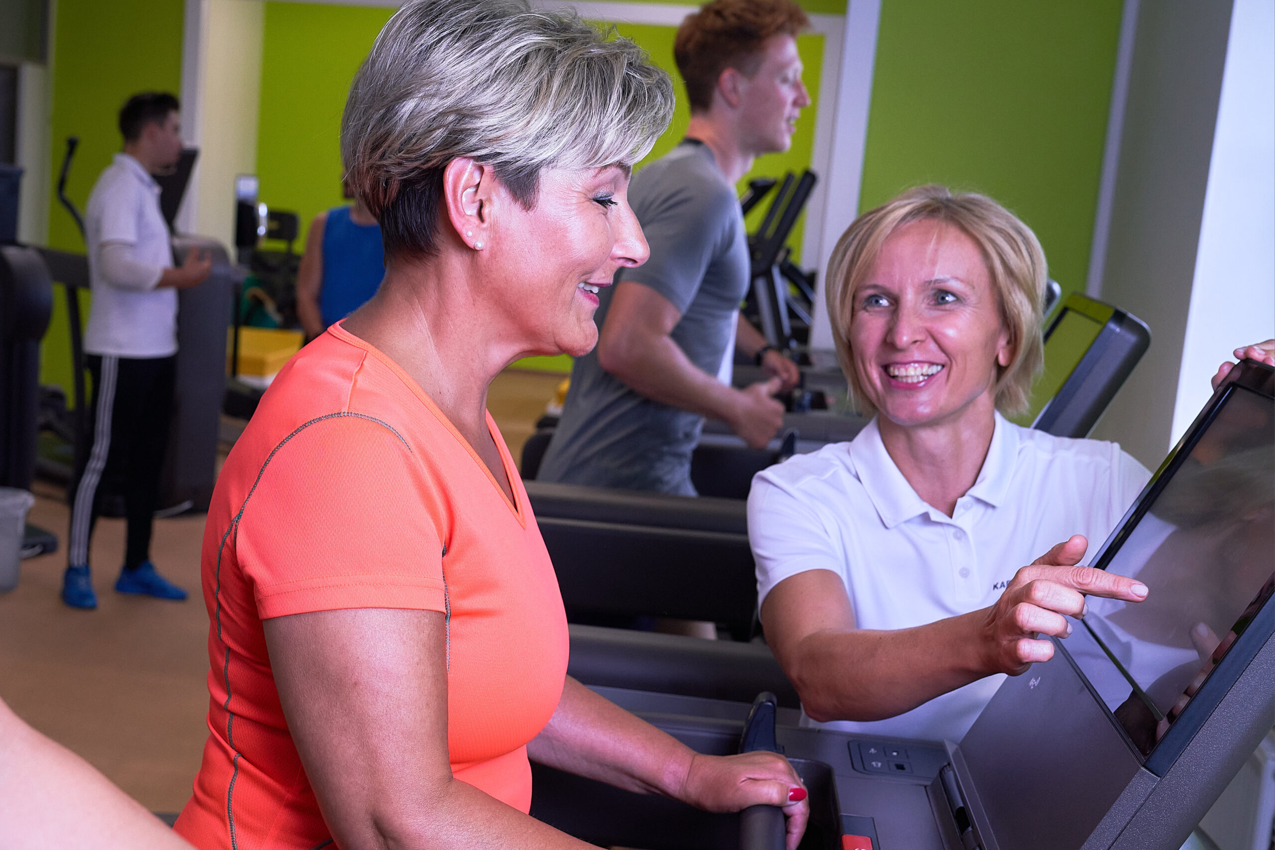 fitness senioren trainerin mit senioren beim training